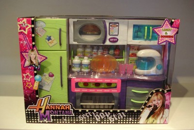 KITCHEN SET W/DOLL .W/B,